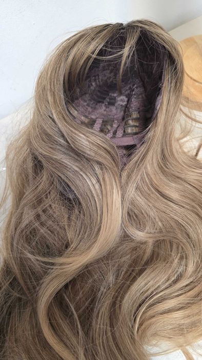 Perucă HAIRCUBE lungă ondulată ombre șaten-blond, cu breton lateral