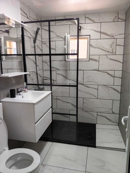 Barlad.Apartament cu 2 camere de închiriat. Zona Belin confecții. Proaspăt renovat și mobilat. Are aer condiționat. Etaj 2 din 4.