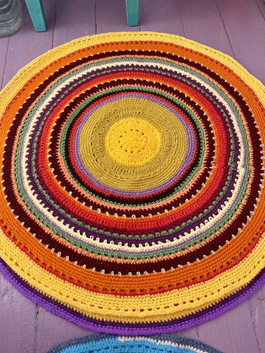 Продам салфетки и коврики ручной работы из новой пряжи.Размеры разные.