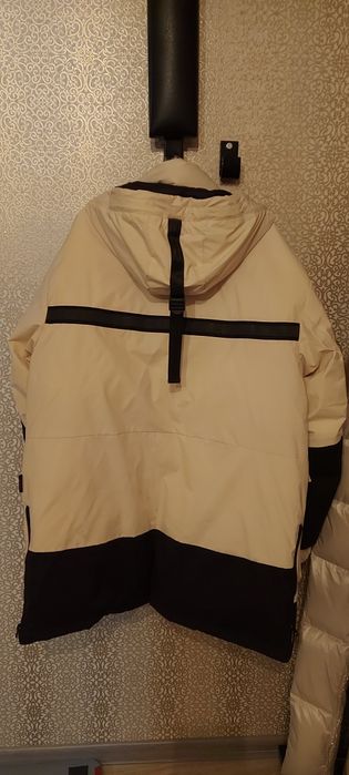 Пуховик бежевый с черным