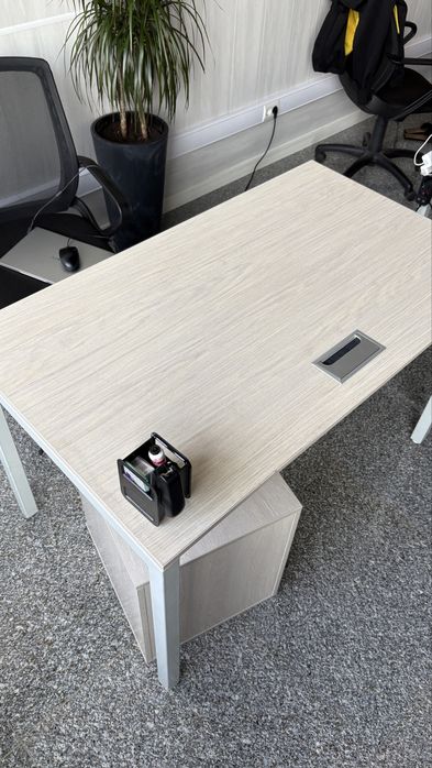 Офисный стол.