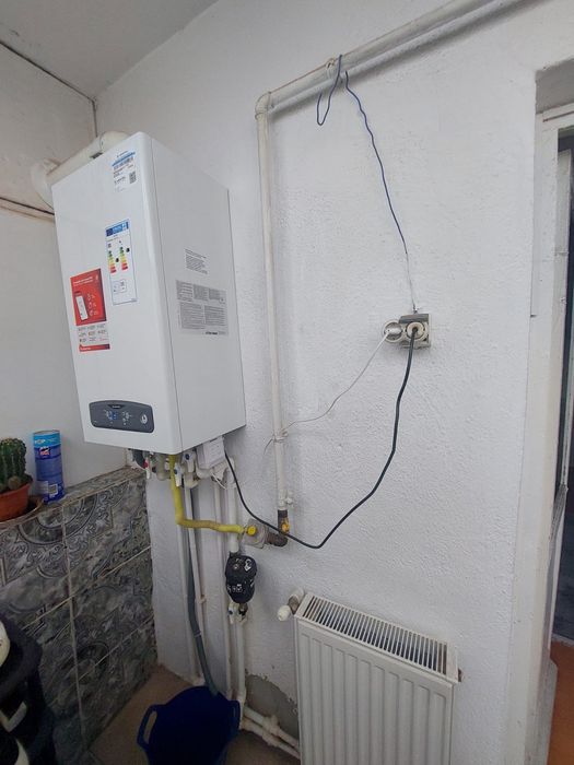 Vand apartament  cu 2 camere decomandat