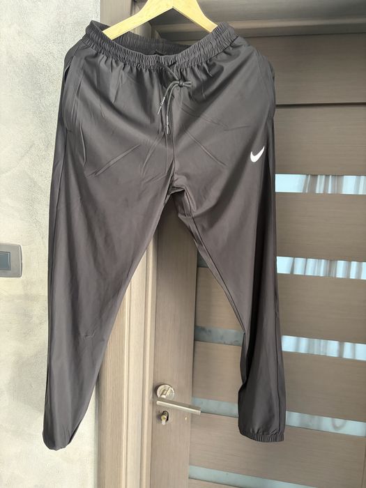 Vand Pantaloni de trening Nike