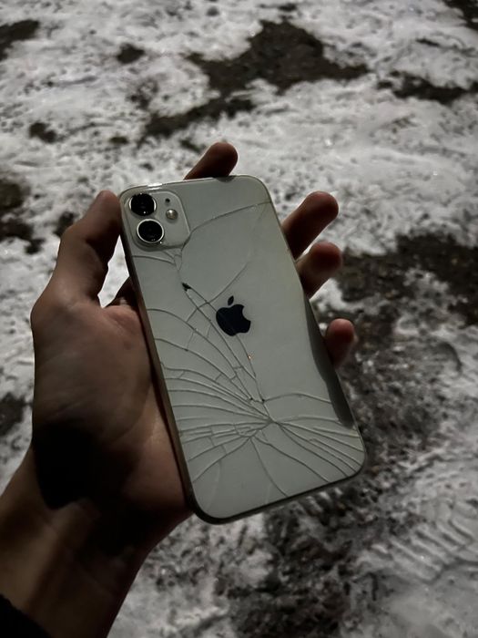 Продам Айфон 11.