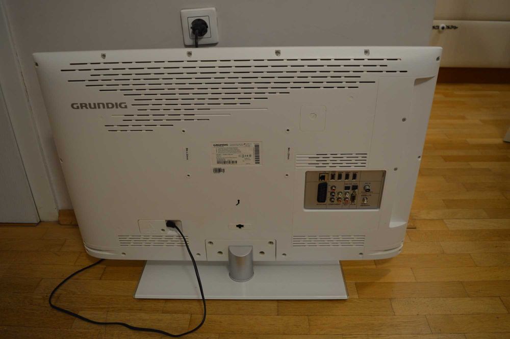 Smart LCD EDGE LED телевизор Grundig 32 VLE 8130 WL