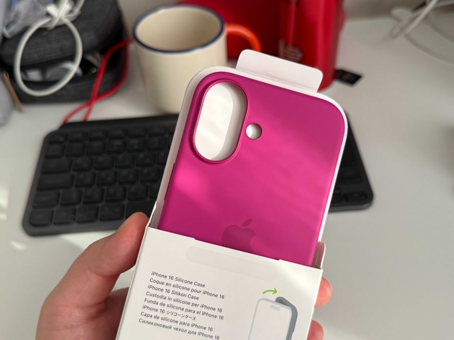 Оригинальный силиконовый чехол для iPhone 16