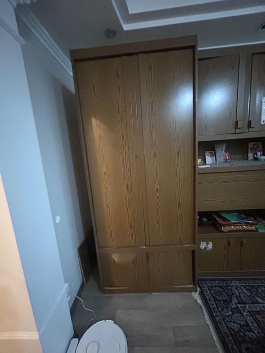 Двухдверный шкаф и стеллаж