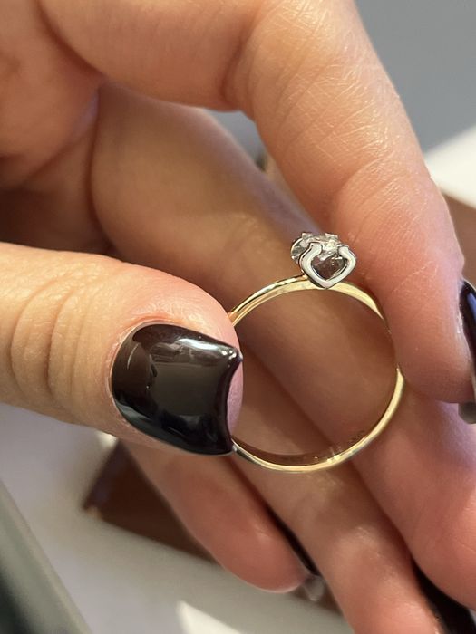 Золотое кольца с бриллиантом