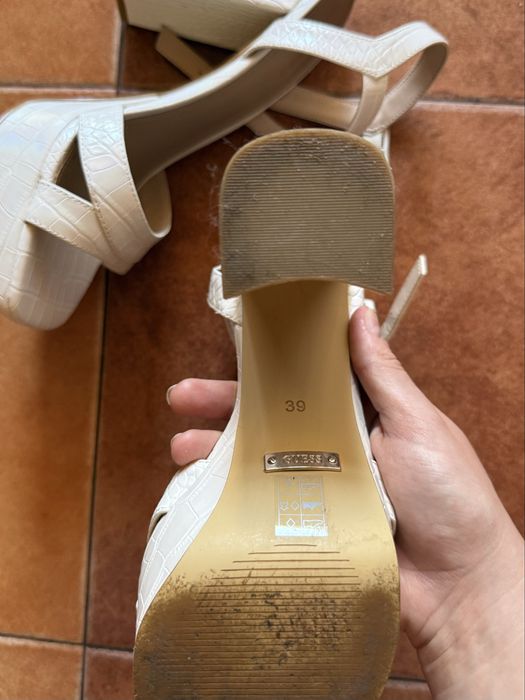 Кожени сандали на платформа Guess