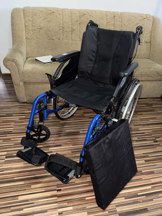 Scaun din aluminiu pliabil batrani handicap dizabilitati