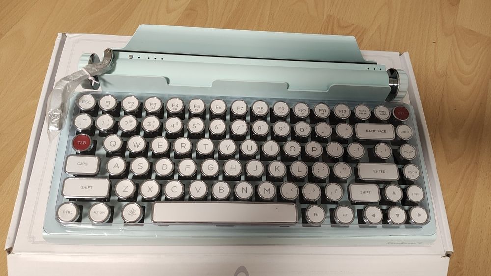 Нова ретро клавиатура Qwerkywriter S,