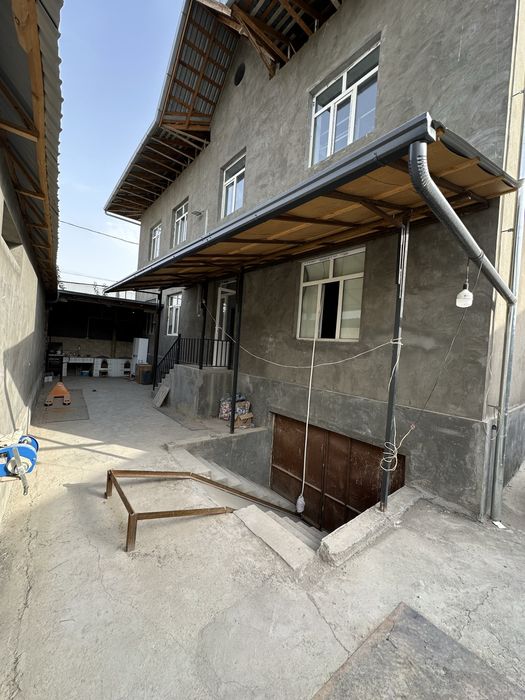 Келесда йул юзида уй сотилади. Угловой. 4 сотих. 450 кв.