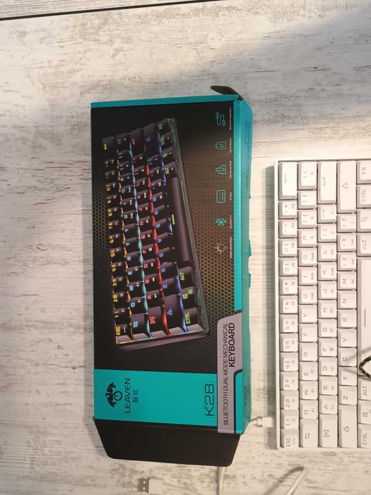 Tastatură Mecanică Leaven K28 (RGB/BT) + Mouse & Pad Camo cadou