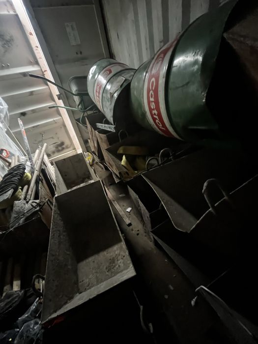 Продам контейнер и содержимое в нем