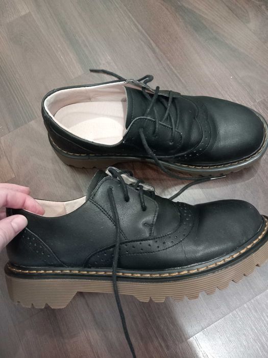 Vand pantofi cu siret/ bocanci tip Dr Martens,  38