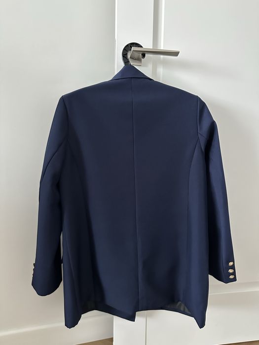 Тёмно-синий пиджак.