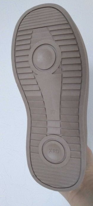 Продам новые зимние ботинки