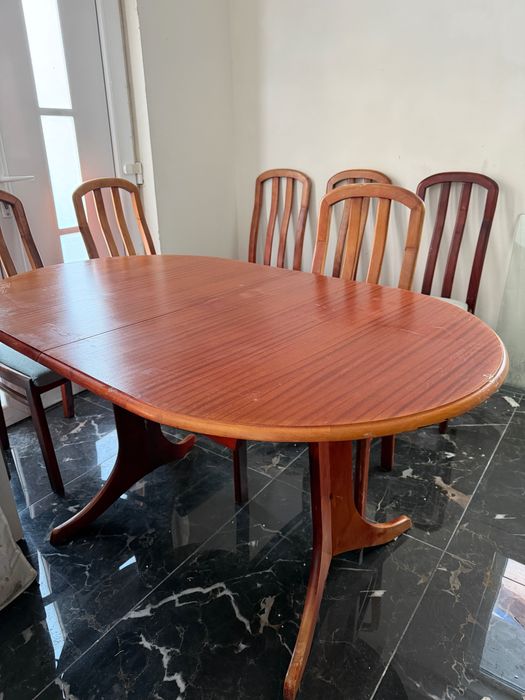 Masa cu 6 scaune și cu 4 scaune