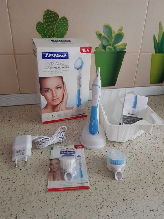 Perie de curatare faciala Trisa cu vibratii sonice