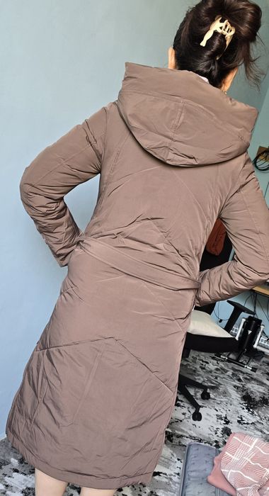 Женская удлинённая куртка
шоколадно-коричневого цвета
 Сезон зима
 Вид