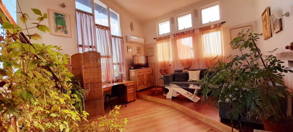 Луксозна къща, оригинална архитектура, строеж 2000 г, напълно обзаведена, 290 кв. м. канализация, асфалтов път