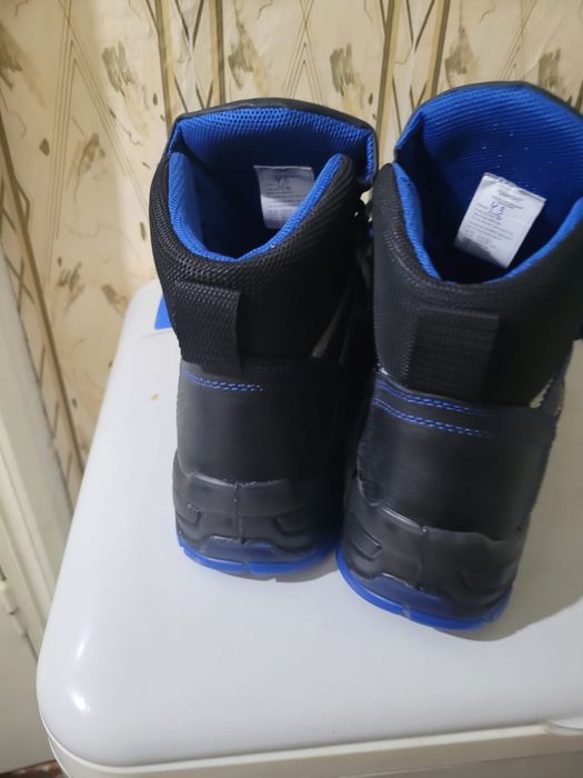 Обменяю новые спец ботинки