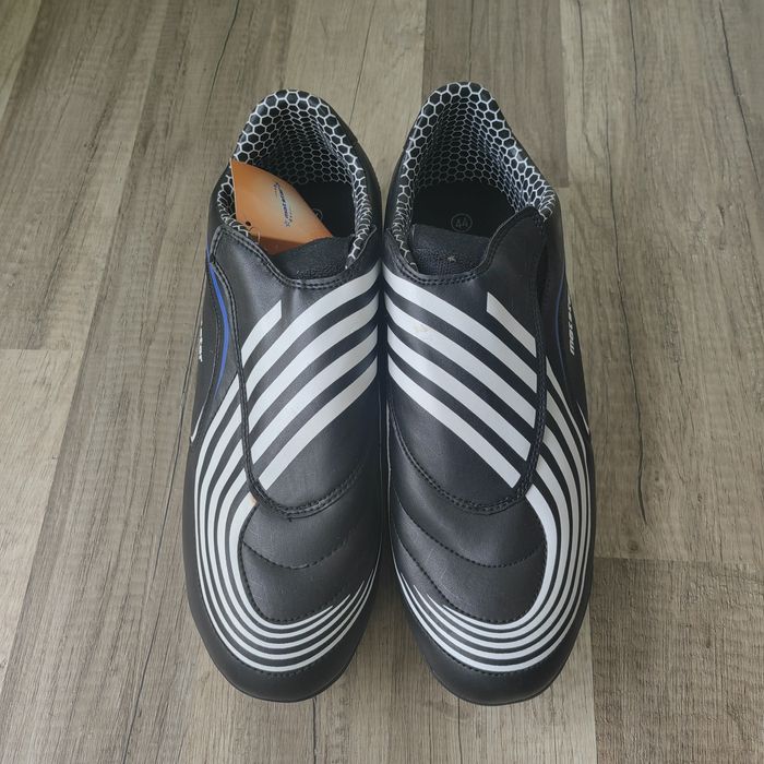 Футболни обувки, бутонки