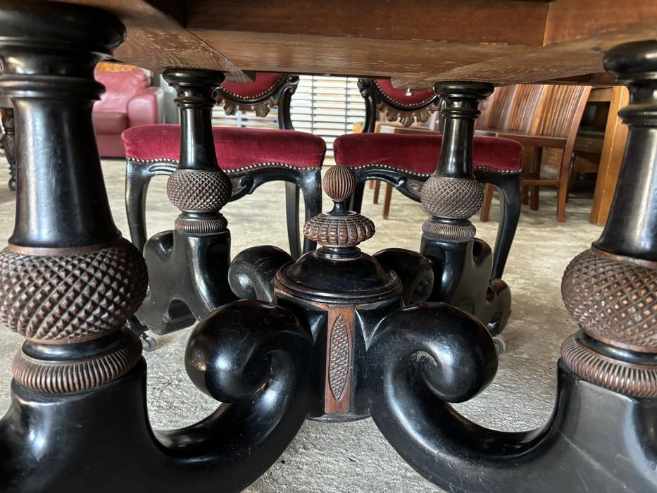 Антикварна дъбова, разтегателна трапезна маса с шест стола