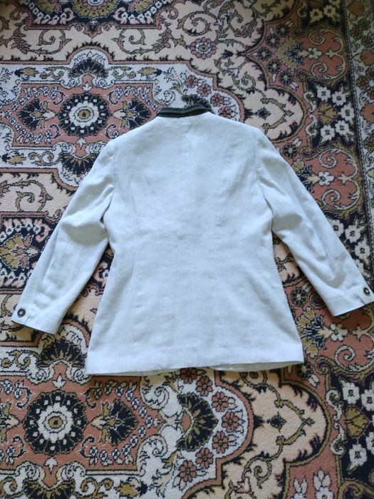 L. Sacou damă cu motive populare germane.