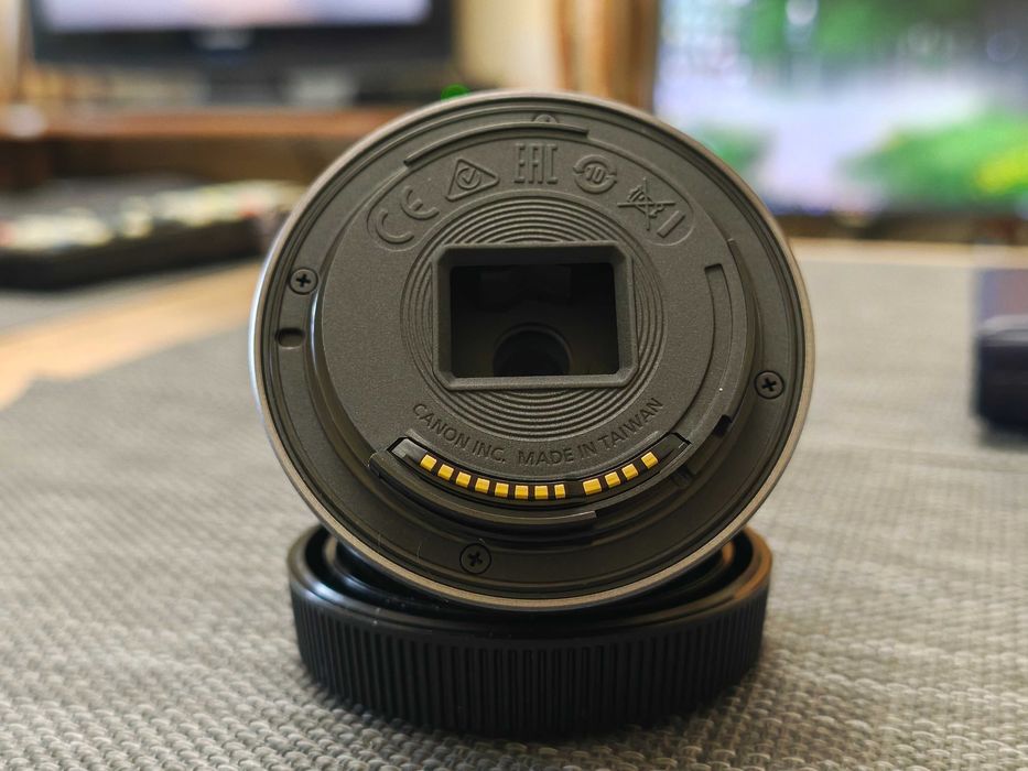 Продавам обектив Canon RF-S 18-45 IS STM