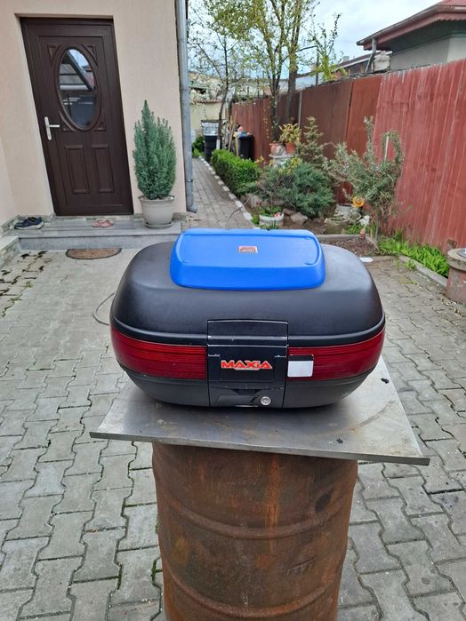 Vând topcase moto.