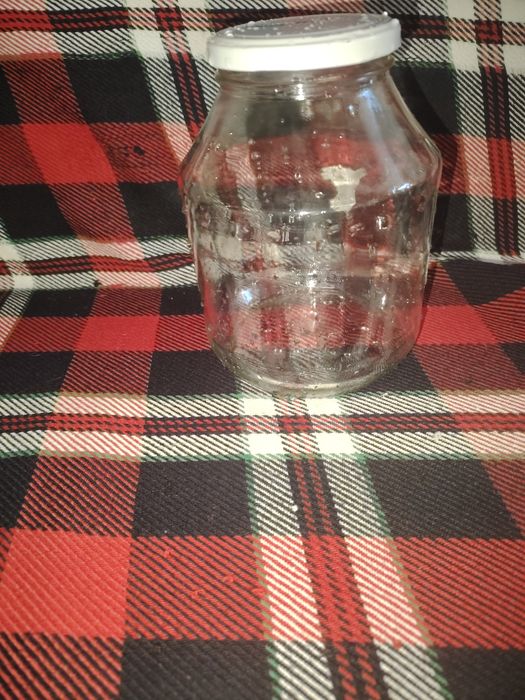 Продавам буркани  1.7л