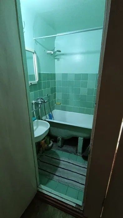 2/3/9. Сергели 3. Квартира 43 м², дом - бывшее общежитие. Метро 400 м.