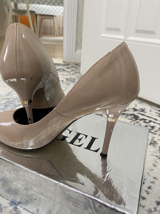 Продам бежевые туфли