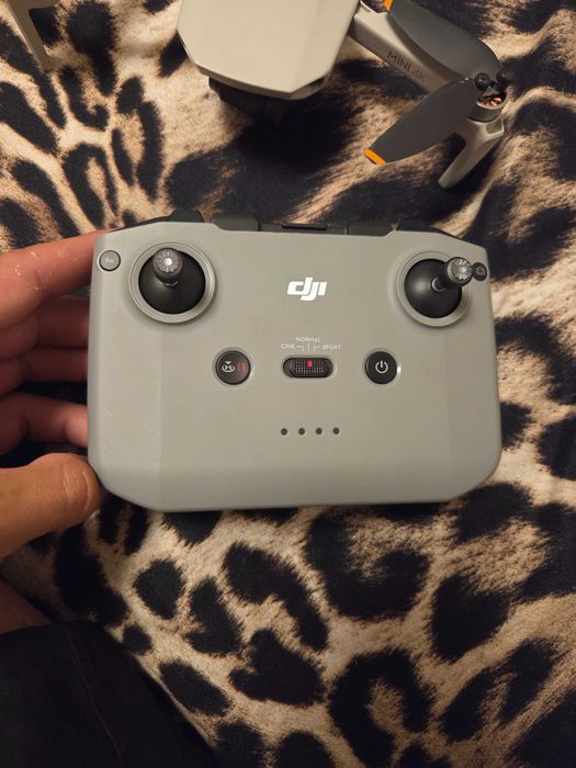 O drona dji 4 k mini