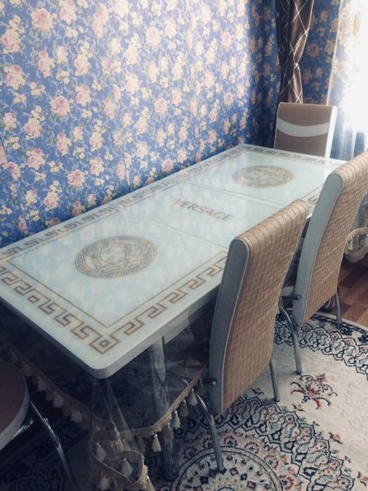 Стол в гостиную