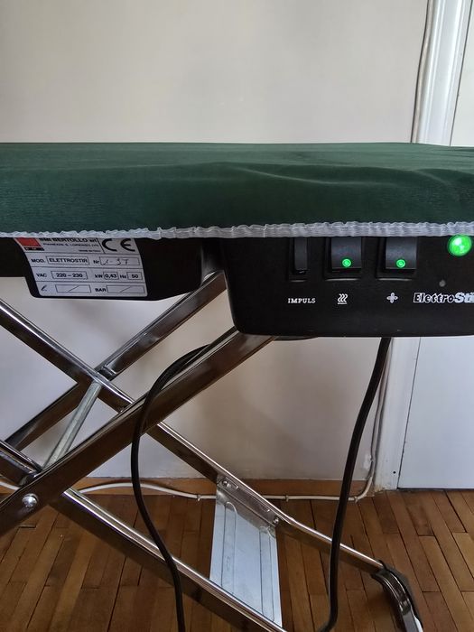 Маса за гладене комплект с ютия плюс екстри към масата.