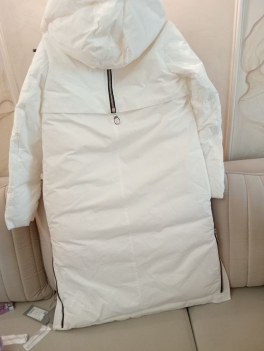 Куртка белая, удлиненная