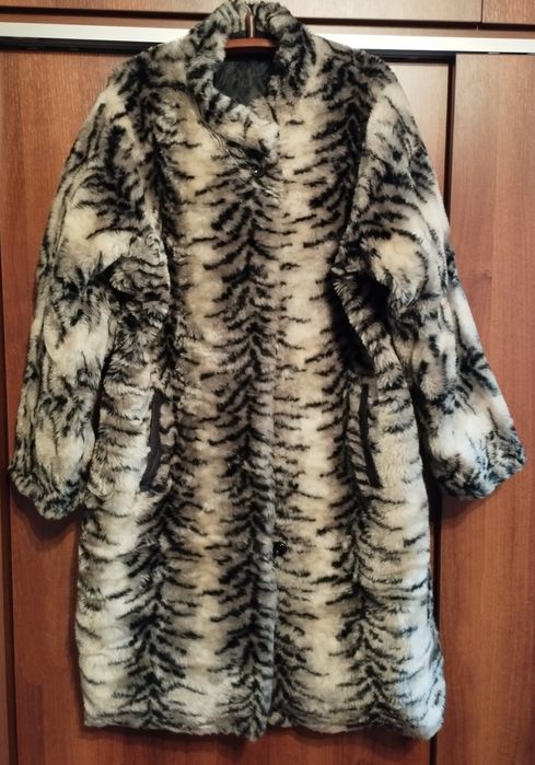 Шуба женская. Размер 48-52. Длина 110 см.