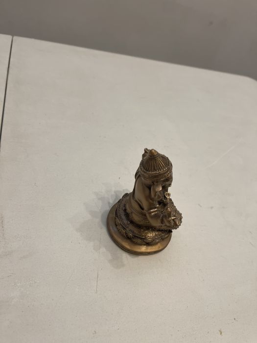 Elefant cu patru brate neutilizat dintruo piatra foarte rezistenta