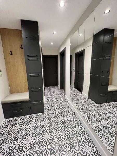 Дава се под наем Тристаен апартамент в Бургас, Център - 100 кв.м за 1275 € - Снимка #18