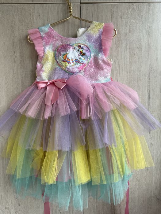 Продам нарядные платья на девочку 5-7 лет