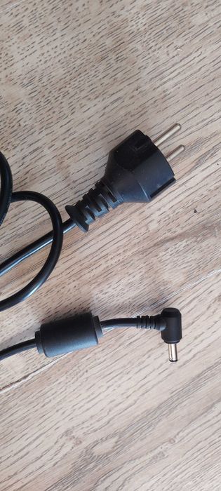 Продавам адаптор за лаптоп