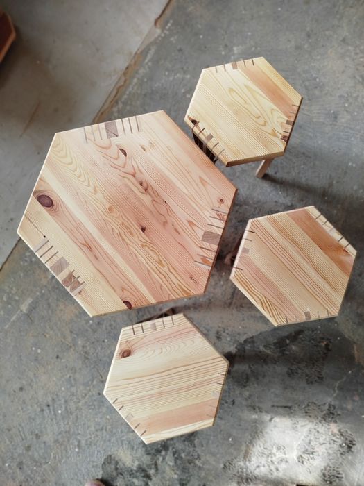 Ръчно изработен комплект маса със столове и етажерка от масивно дърво