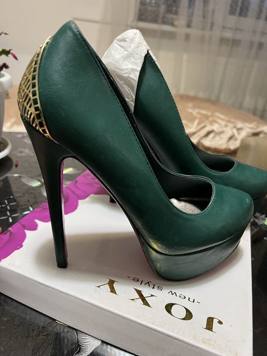 Нови дамски обувки на платформа