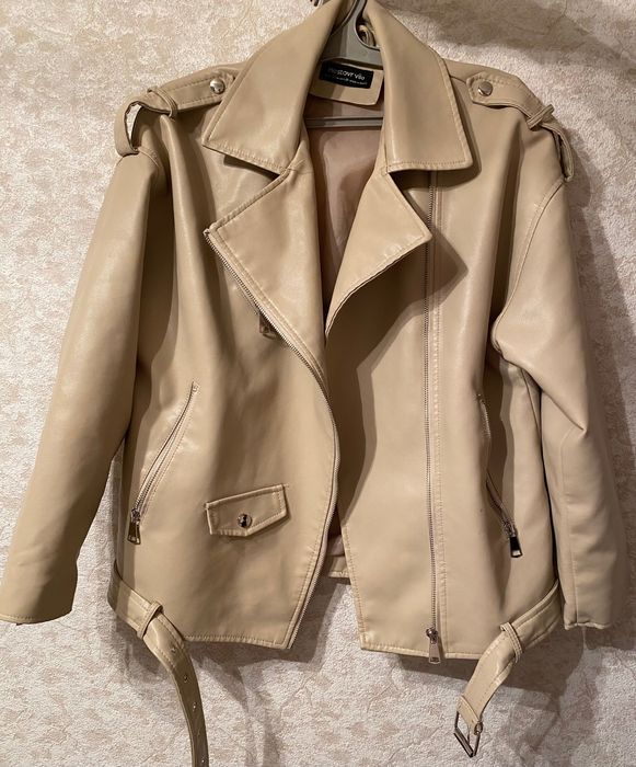 молочная кожаная куртка