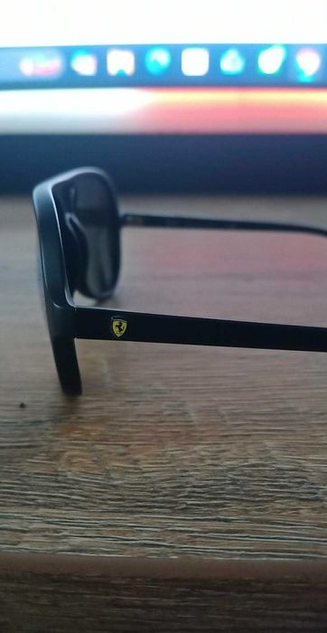 Vand ochelari de soare Ferrari