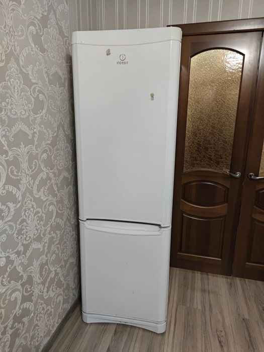 Холодильник INDESIT.