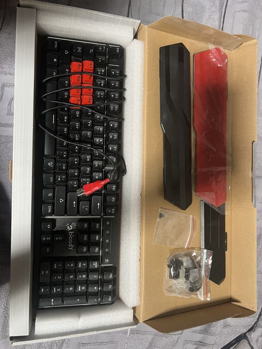 Клавиатура bloody B925 серии , состояние 10/10