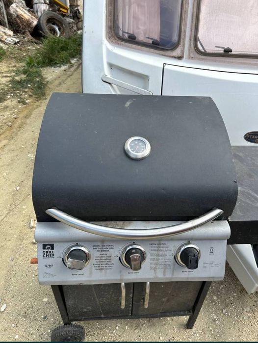 Инструмент за печене барбекю на газ  ползвано веднъж 3 горелки перфектно състояние